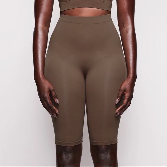 SKIMS Other - SKIMS SCULPTING SHORT ABOVE THE KNEE